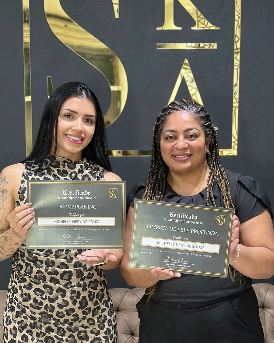 Alunas formadas segurando os certificados no studio