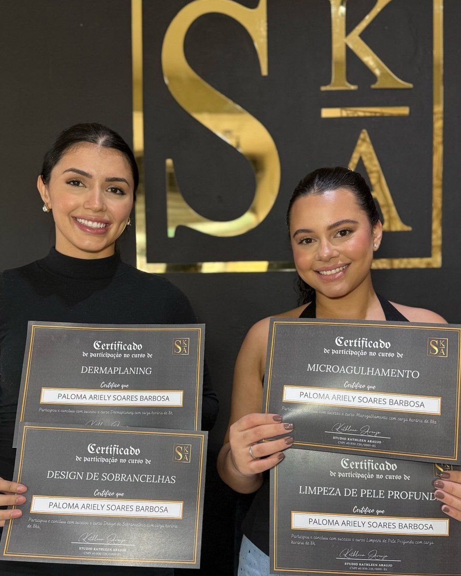 Alunas com os certificados de limpeza de pele profunda