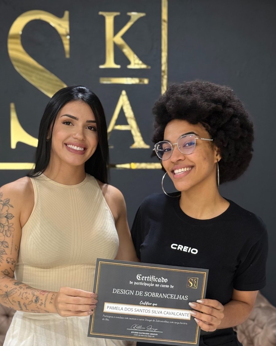 Alunas com o certificado de micropigmentação no studio