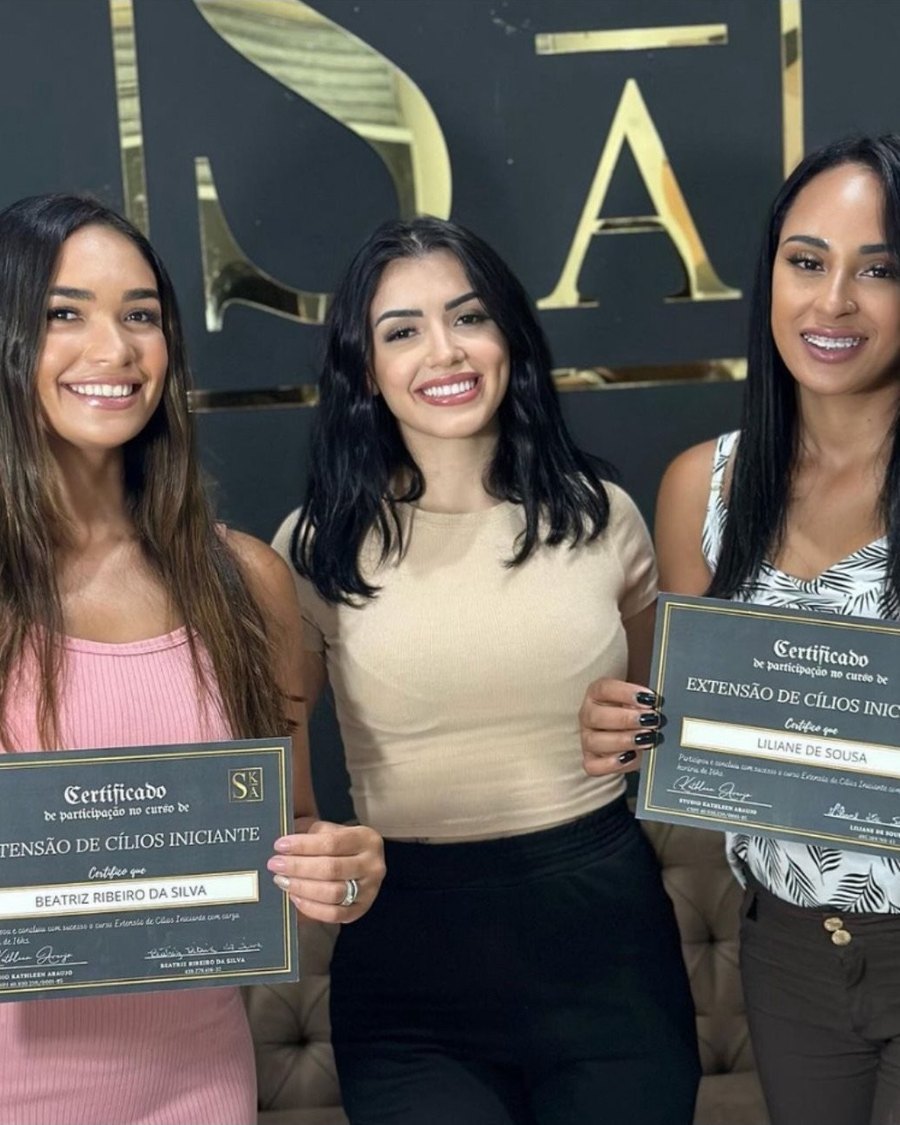 Turma de alunas com os certificados de formação