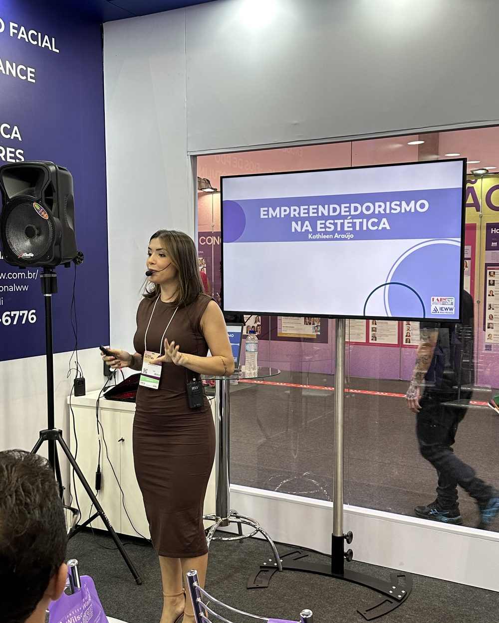Kathleen Araújo palestrando sobre empreendedorismo na estética em feira do setor