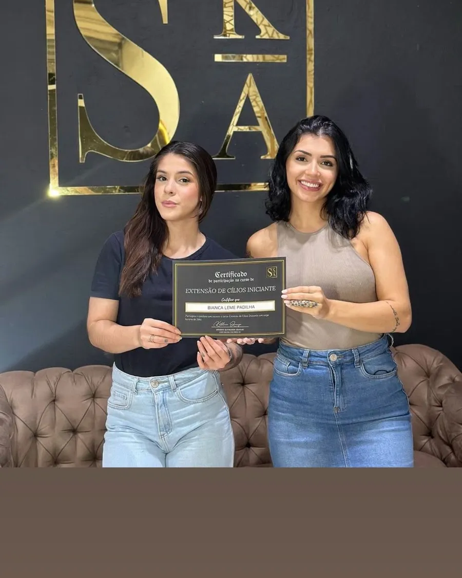 Aluna formada segurando o certificado no Studio Kathleen Araújo