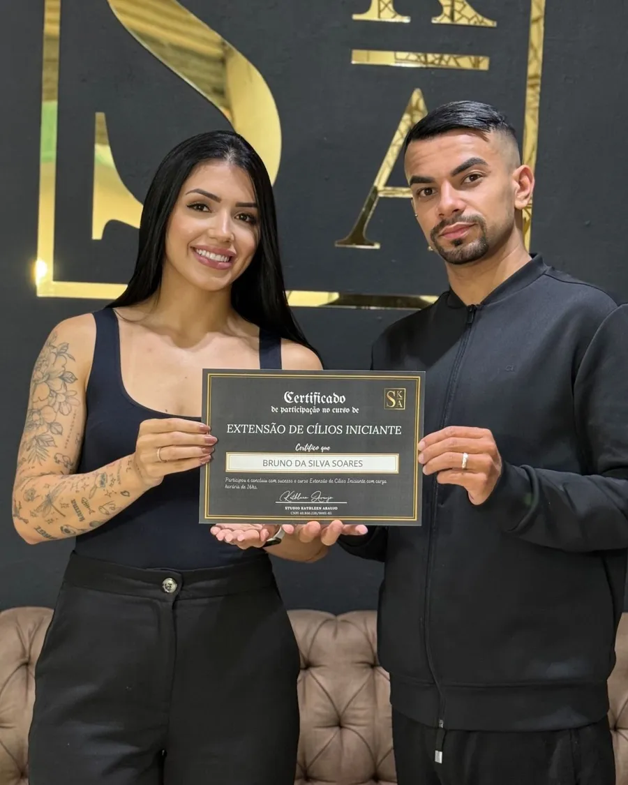 Aluna formada segurando o certificado no Studio Kathleen Araújo